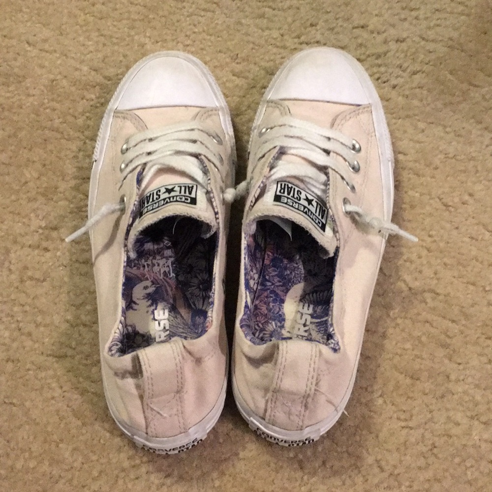 pink low top converse!!